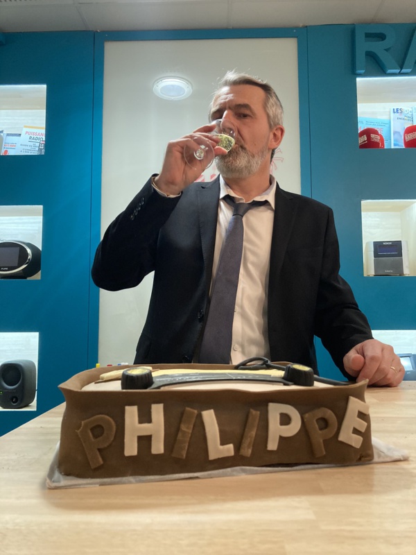 Bon anniversaire @PhilippeChapot  ! Aujourd’hui, ce vrai ami de la radio a soufflé ses 50 bougies !