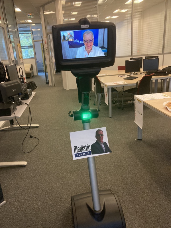 Au #RadioTour, @MichelColin a le don d’ubiquité grâce à son robot. Le consultant est un peu à son bureau et un peu au @StudecWeb...