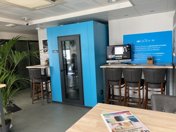 À la RadioHouse, deux cabines d'enregistrement permettent d'accueillir les podcasteuses et podcasteurs de Nouvelle-Aquitaine et d'ailleurs...