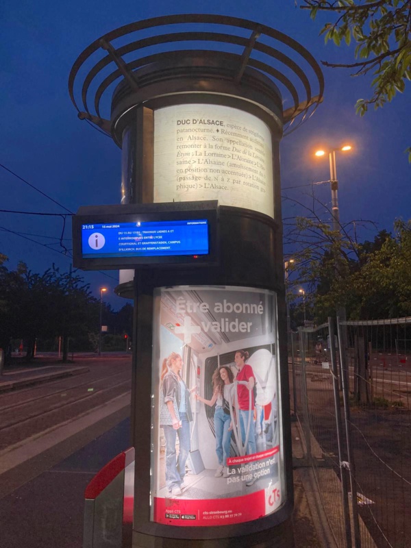 On a pris le tramway pour relier le centre-ville.  Notez cette colonne conçue par le designer Jean-Michel Wilmotte. Notez aussi la définition à son somment qui fait référence au hibou (petit, moyen ou grand) Duc...