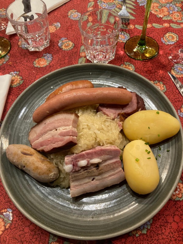 Tout le monde a savouré la choucroute alsacienne sauf deux personnes dont je tairai ici les noms...