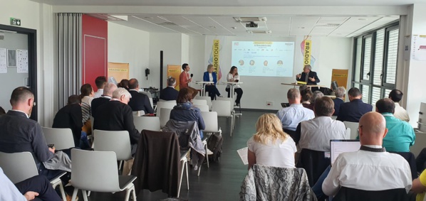 Quelle place pour l’info locale face à la mondialisation ? Une question posée à Romain L'Hostis (journaliste à Euradio Strasbourg), Wiebke Ecklé (responsable en Alsace de la rédaction de Hit Radio OHR)  et Sybille Zaktreger (directrice de Radio Judaïca).