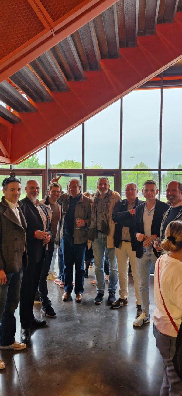 Ce RadioTour à Strasbourg s'est poursuivi au Zénith de Strasbourg à l'invitation de Top Music. Ici (de gauche à droite) : Nicolas Billy (A2PRL), Pascal Hilaire (PHF COM), Alexandre Martinat (RCS Europe), Lionel Guiffant (RCS Europe), Philippe Chapot (Editions HF), votre serviteur qui doit fissa se remettre au sport, Pascal Muller (directeur général de Top Music) et Nicolas Moulard (ActuaOnda)...