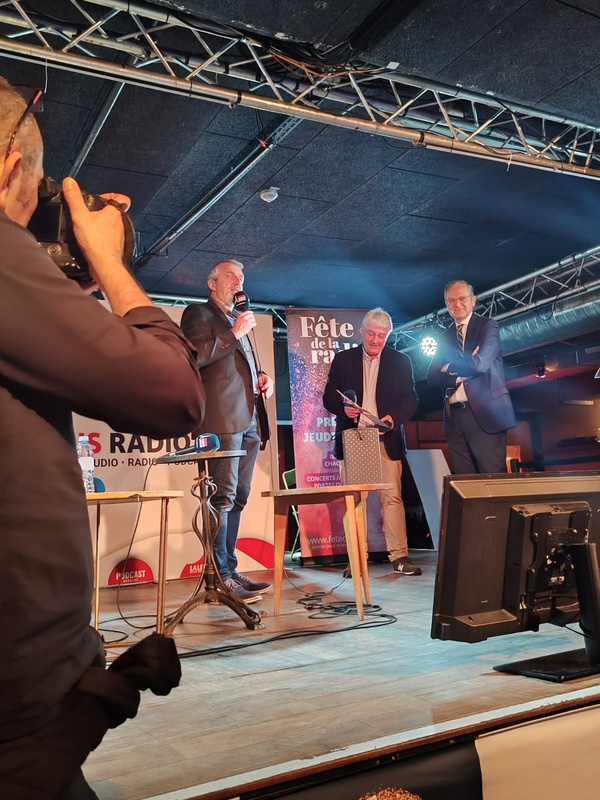 Ah oui, j'oubliais : j'ai reçu un prix. J'étais gêné car je ne m'y attendais pas. Il trône désormais dans mon bureau. Je vous en parle seulement pour vous montrer la photo, que je trouve intéressante. Ah oui, j'oubliais : j'ai reçu un prix. J'étais gêné car je ne m'y attendais pas. Il trône désormais dans mon bureau. Je vous en parle seulement pour vous montrer la photo, que je trouve intéressante.