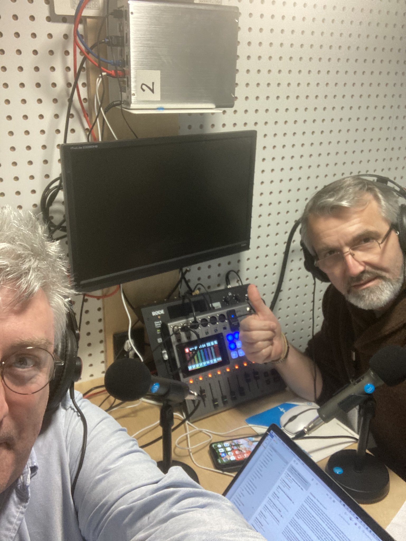 On est sur ClubHouse jusqu’à 14h. Et on pose cette question : faut-il travailler les jours fériés ou faire le pont ?