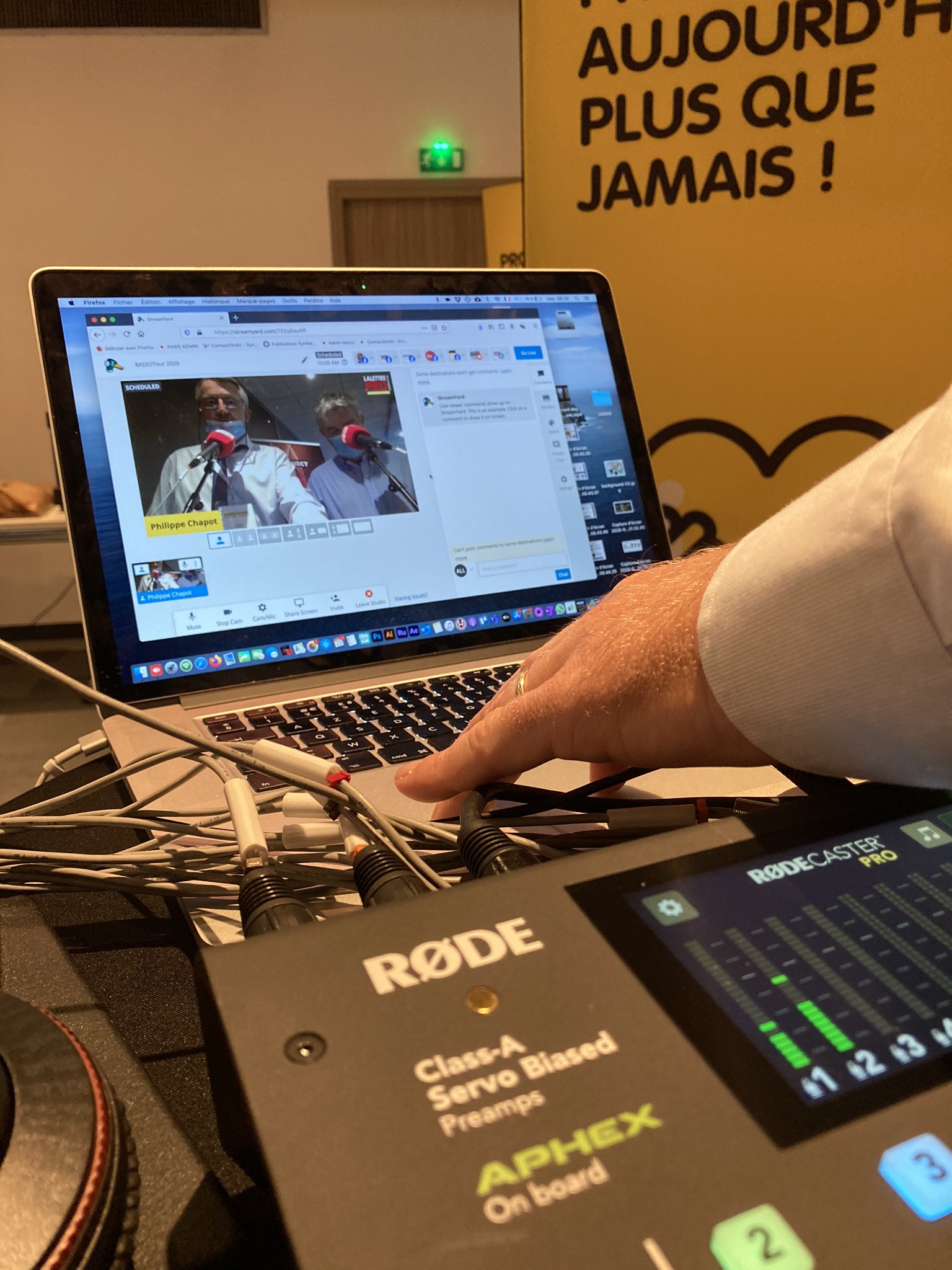 #RadioTour : vous avez désormais la possibilité, depuis votre bureau, de tchater avec les partenaires via le flux vidéo. #RadioTour : vous avez désormais la possibilité, depuis votre bureau, de tchater avec les partenaires via le flux vidéo.