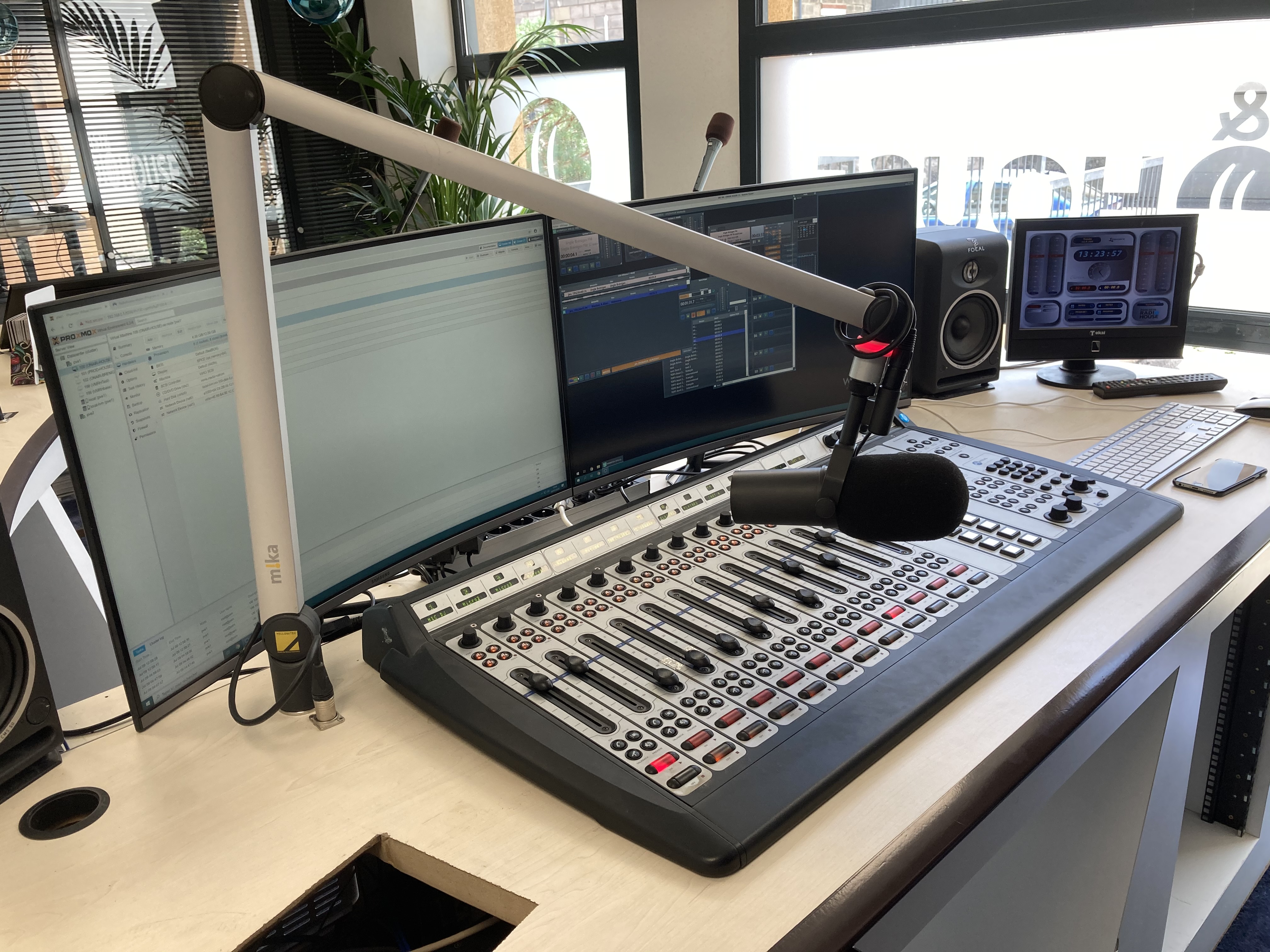 La RadioHouse accueille un studio entièrement équipé avec une console Axia IP. Le studio est totalement virtualisé et peut accueillir tous les logiciels d'automation et donc, toutes les stations...