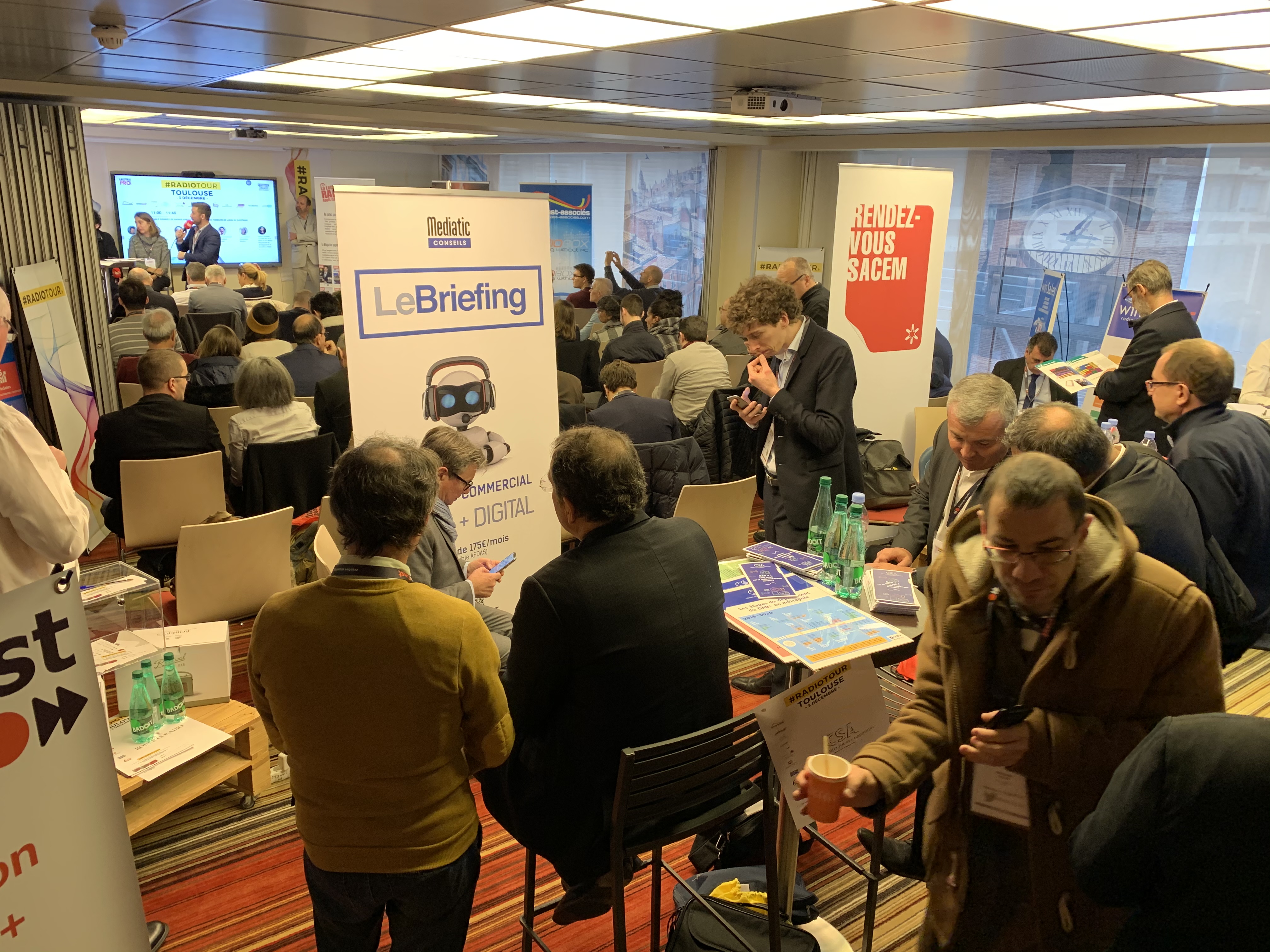 Aujourd'hui, j'aurais aimé avoir le don d'ubiquité pour constater le succès de cette étape du #RadioTour à Toulouse. Mais les photos que m'envoie @PhilippeChapot me confirment votre fidélité pour nos actions en faveur de la radio. Merci ! Aujourd'hui, j'aurais aimé avoir le don d'ubiquité pour constater le succès de cette étape du #RadioTour à Toulouse. Mais les photos que m'envoie @PhilippeChapot me confirment votre fidélité pour nos actions en faveur de la radio. Merci !