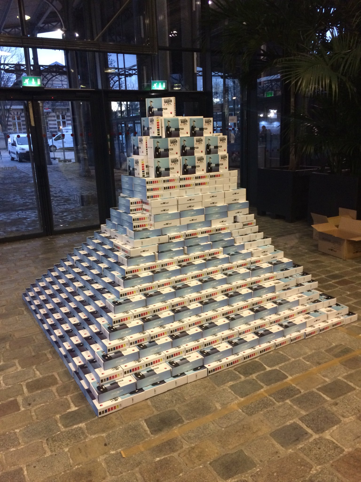 Dirigeants de station, le #SalonRadio vous offre, dès ce jeudi, un récepteur FM/DAB+ à l’occasion de votre venue. Dirigeants de station, le #SalonRadio vous offre, dès ce jeudi, un récepteur FM/DAB+ à l’occasion de votre venue.