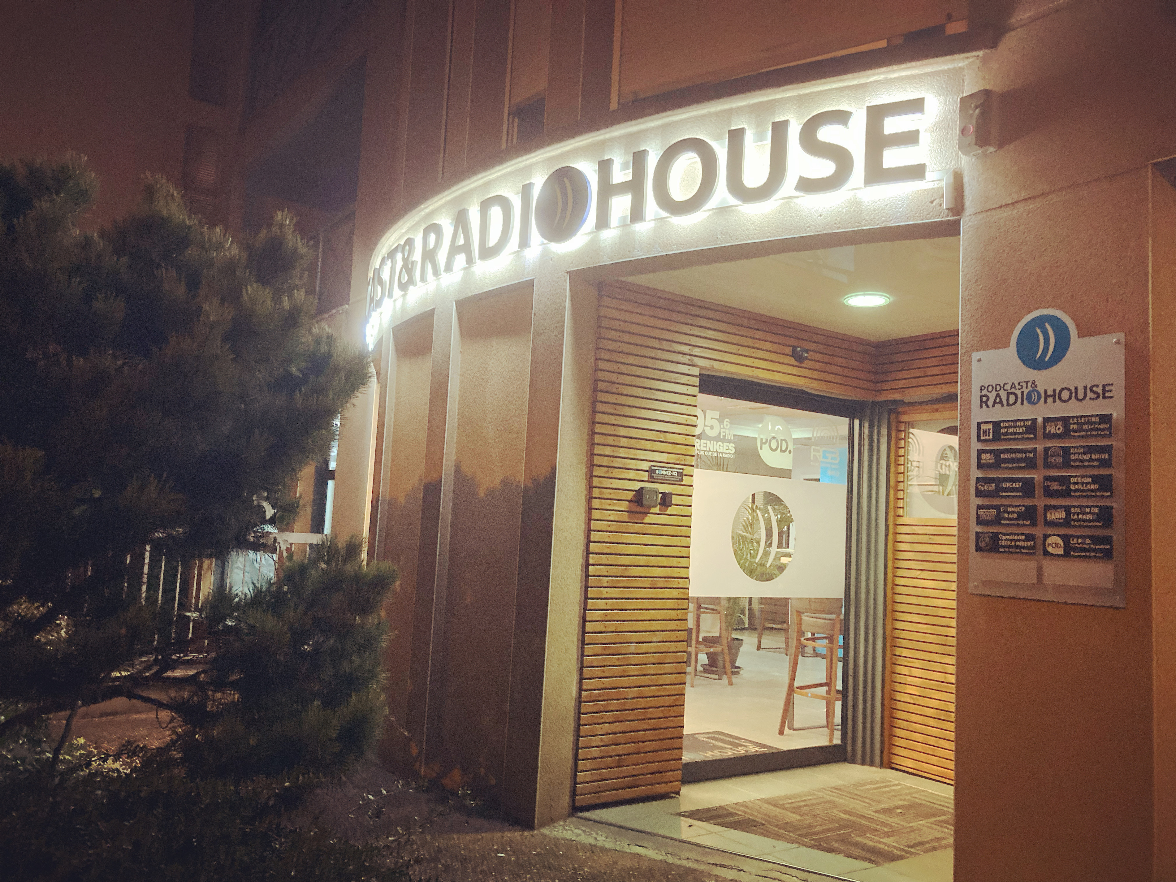 À la tombée de la nuit... À la tombée de la nuit...