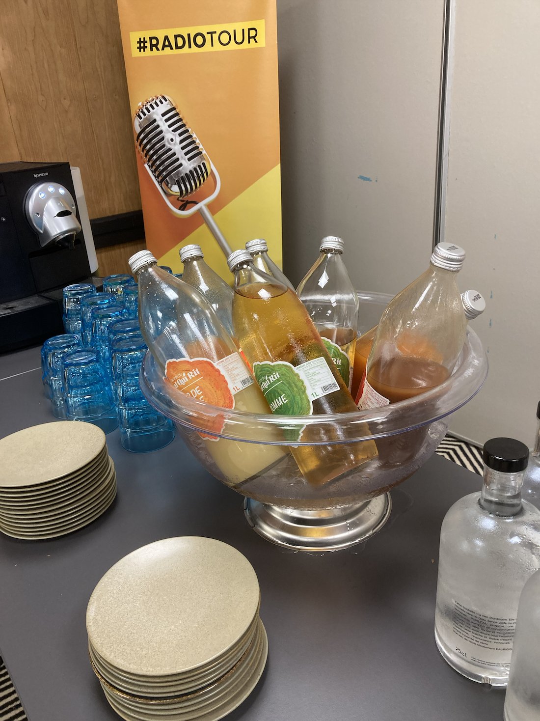 Au RadioTour à Grenoble, il y avait bien sûr à boire et... Au RadioTour à Grenoble, il y avait bien sûr à boire et...