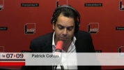 Le 7h43 - Patrick Cohen découpe sa carte de presse en direct - Vidéo Dailymotion [480].flv