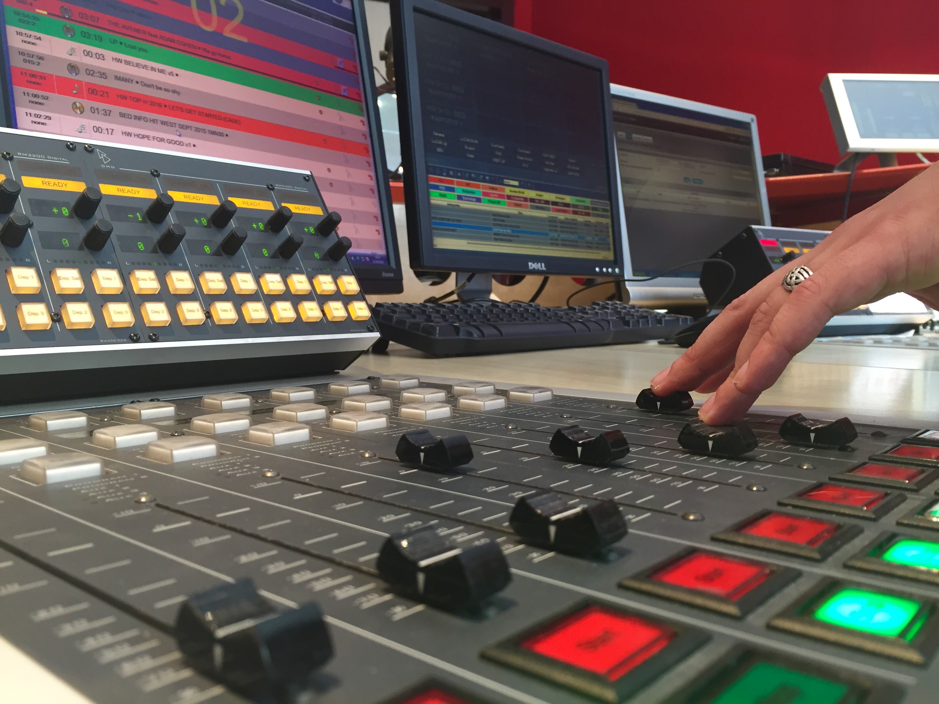 Hit West recrute un animateur pour "Backstage"