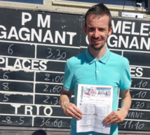 Tony Gonzalez devant le panneau d'arrivée de l'hippodrome de Vitteaux Tony Gonzalez devant le panneau d'arrivée de l'hippodrome de Vitteaux