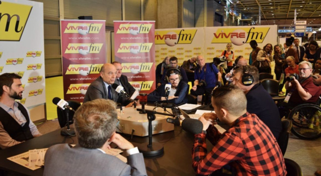 Alain Juppé interviewé par Vivre FM en direct du Salon Autonomic Paris 2016 Alain Juppé interviewé par Vivre FM en direct du Salon Autonomic Paris 2016