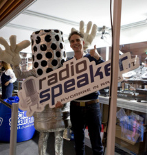 Darryl von Däniken dans un des studios de l'IRF 2016 aux côtés d'une mascotte d'une radio invitée Darryl von Däniken dans un des studios de l'IRF 2016 aux côtés d'une mascotte d'une radio invitée