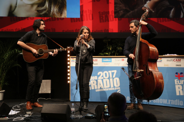 Emma Daumas a démarré la nocturne par un show case en partenariat avec Canitrot & Co © Serge Surpin Emma Daumas a démarré la nocturne par un show case en partenariat avec Canitrot & Co © Serge Surpin