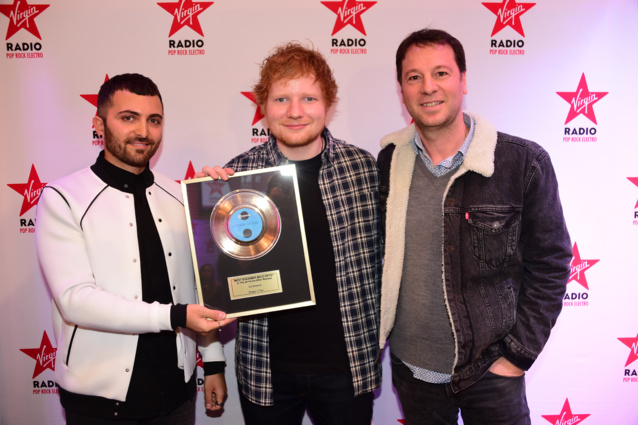 Ed Sheeran entouré de Giovanni Bossio (Shazam) et Roberto Ciurleo (Virgin Radio) © AnthonyGhnassia