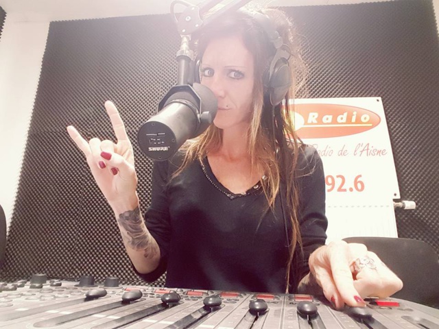 Chaque week-end, Émilie prend le micro sur N’Radio. © EB.