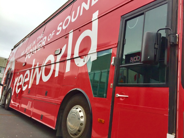 Le grand bus de Reelworld crée actuellement la sensation devant le RAI Convention Centre à Amsterdam Le grand bus de Reelworld crée actuellement la sensation devant le RAI Convention Centre à Amsterdam