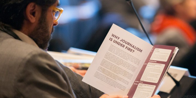 Le journalisme est sous le feu des critiques Le journalisme est sous le feu des critiques