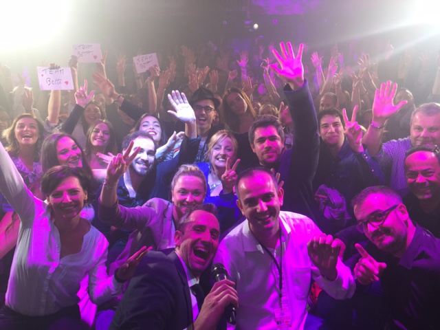 L'équipe d'Horizon et l'ensemble des artistes devant un public aux anges à l'issue du concert L'équipe d'Horizon et l'ensemble des artistes devant un public aux anges à l'issue du concert