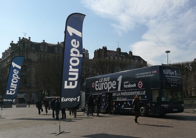 Le bus Europe 1 de la présidentielle, place de la République à Lille © Olivier Malcurat