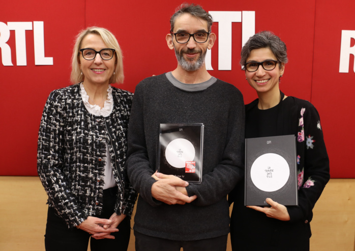 Le trophée lui a été remis, par Monique Younès et Catherine Mangin, directrice adjointe de l'information de RTL © Fred Bukajlo / Sipa Press