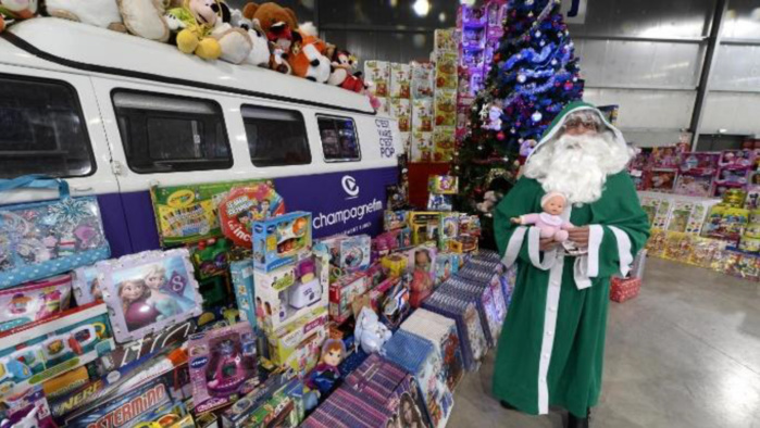 Les (nombreux) cadeaux disposés à l’entrée de la salle du capitole Les (nombreux) cadeaux disposés à l’entrée de la salle du capitole