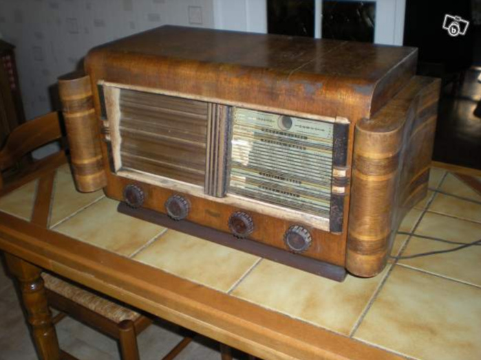 Un vieux poste de radio qui trône, toujours, sur la table d'une cuisine.