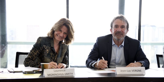 Hier matin, la signature de la Charte Développement durable © RF/Christophe Abramowitz Hier matin, la signature de la Charte Développement durable © RF/Christophe Abramowitz