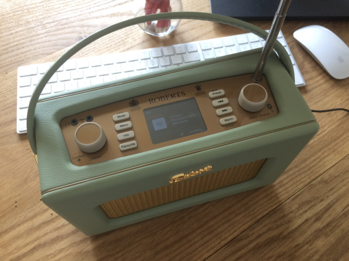 Toujours avoir une RD 70 sur son bureau. Et si elle diffuse Chopin, c'est encore mieux. Toujours avoir une RD 70 sur son bureau. Et si elle diffuse Chopin, c'est encore mieux.