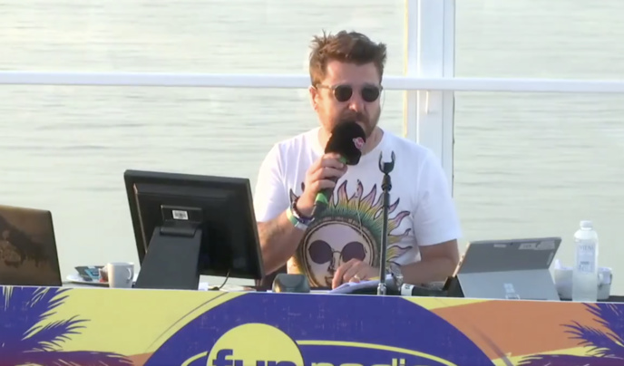 Ce matin, Bruno Guillon a présenté, sous le soleil, sa matinale "Bruno Dans La Radio" depuis Ibiza. Ce matin, Bruno Guillon a présenté, sous le soleil, sa matinale "Bruno Dans La Radio" depuis Ibiza.