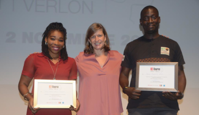 Cécile Mégie, directrice de RFI, au centre des deux lauréats : Taby Badjo Marina Djava et Aman Baptiste Ado