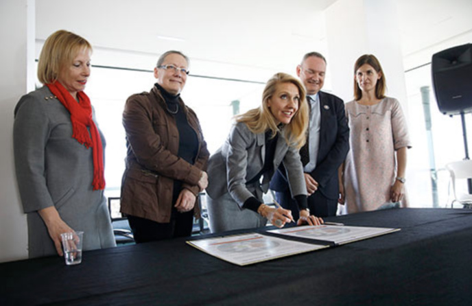 Sibyle Veil a signé la charte LGBT+ de L'Autre Cercle © Radio France / Mathieu Genon Sibyle Veil a signé la charte LGBT+ de L'Autre Cercle © Radio France / Mathieu Genon