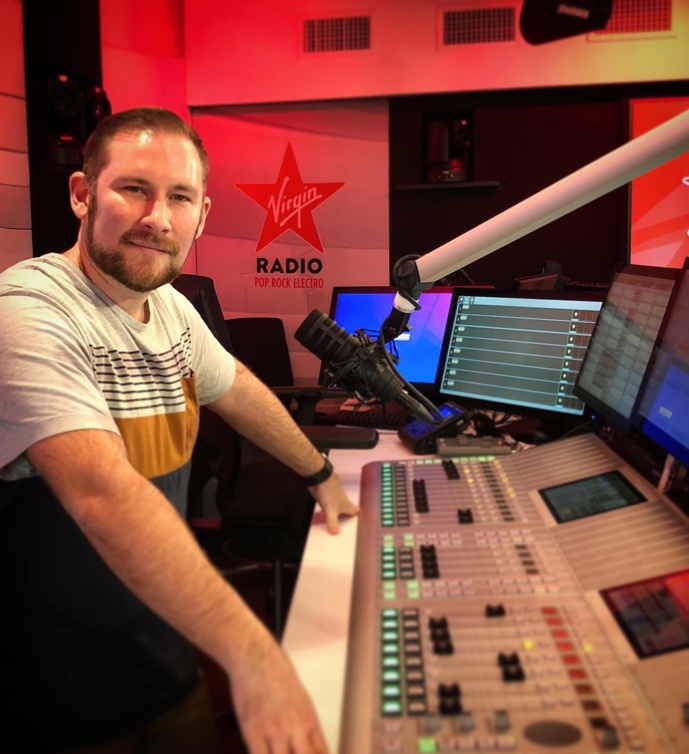 Pierre Le Nir devant la console, rue François Ier à Paris, une adresse légendaire pour l’animateur.