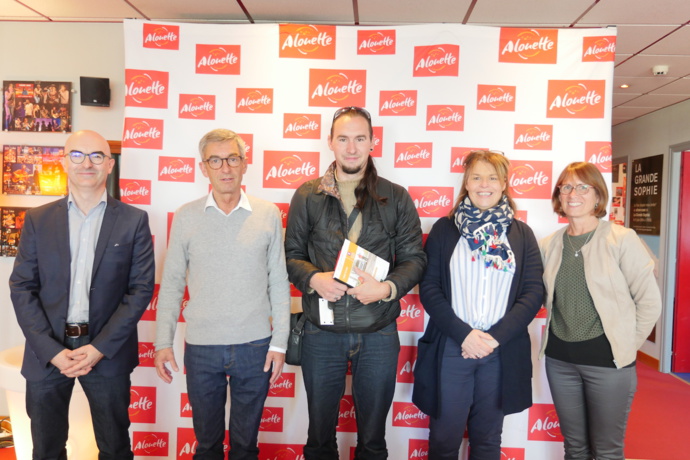 Alouette récompense un jeune automobiliste Alouette récompense un jeune automobiliste