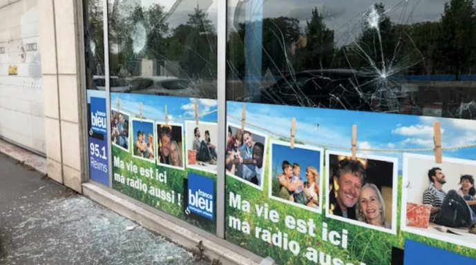 Plusieurs vitrines de la station ont été brisés / Photo Radio France Plusieurs vitrines de la station ont été brisés / Photo Radio France