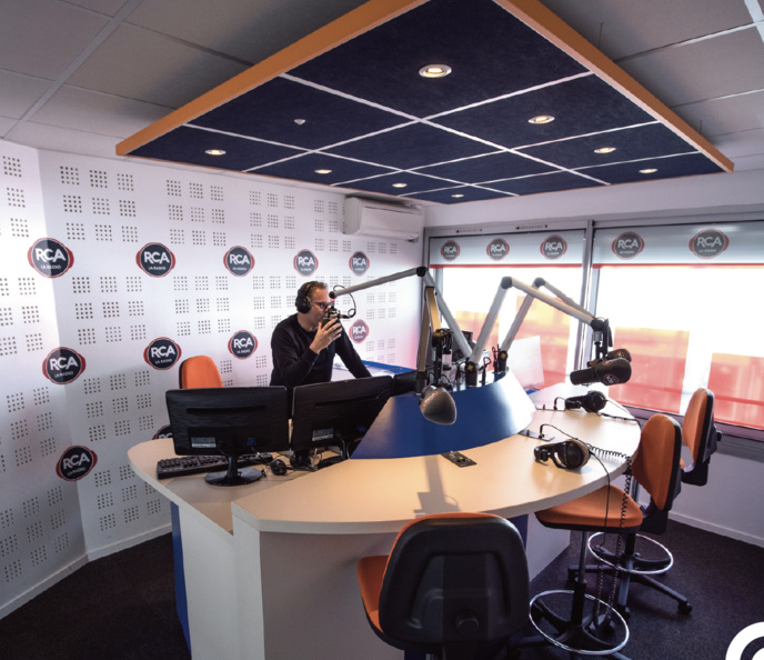 RCA avec Max, animateur de Réveil de Stars. Crédit photos : RCA RCA avec Max, animateur de Réveil de Stars. Crédit photos : RCA