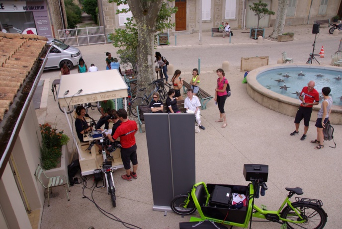 Le studio vélo en déplacement sur la place du village à Saint-Donat-sur-l'Herbasse Le studio vélo en déplacement sur la place du village à Saint-Donat-sur-l'Herbasse