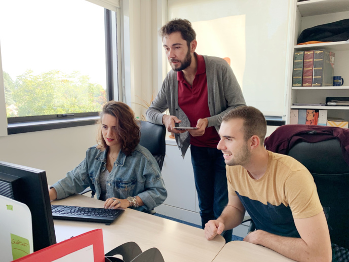 L'équipe de la division digitale de Radio Scoop en plein travail pour gagner de nouveaux auditeurs.