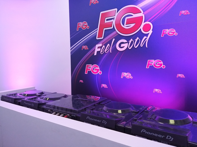 Panneau avec le logo FG, devant les platines Pioneer CDJ-2000NXS2 et mixage DJM-900NXS2, dans le studio 1 de Radio FG. Photo Sylvain Ferey, Radio FG