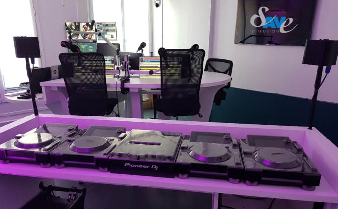 Vue du studio de Radio FG depuis le poste de travail DJ. Photo Sylvain Ferey, Radio FG Vue du studio de Radio FG depuis le poste de travail DJ. Photo Sylvain Ferey, Radio FG