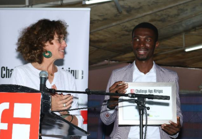 Emmanuelle Bastide remet le prix à Kevin Sesse Emmanuelle Bastide remet le prix à Kevin Sesse