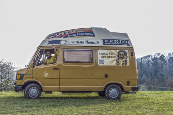 À bord de son camion radio, Richard Federmann sillonne la France. © D.R. À bord de son camion radio, Richard Federmann sillonne la France. © D.R.