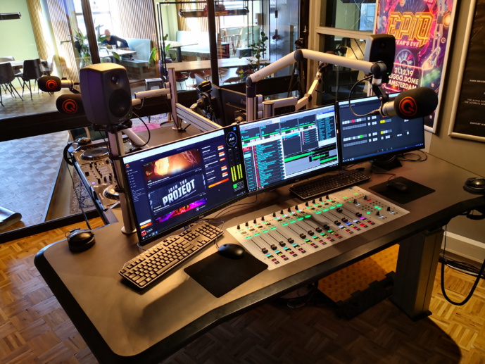 Une console Lawo équipe Q-dance Radio Une console Lawo équipe Q-dance Radio