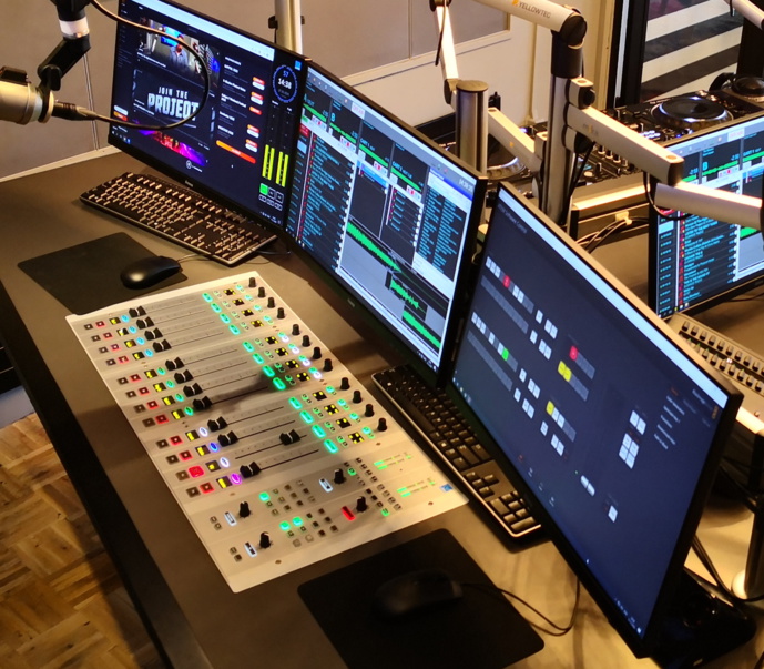 Une console Lawo équipe Q-dance Radio Une console Lawo équipe Q-dance Radio