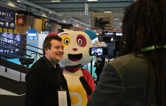 Laurent Brochet et Pitchoun, la mascotte du groupe média. © D.R. Laurent Brochet et Pitchoun, la mascotte du groupe média. © D.R.