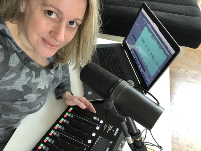 Pendant le confinement, 78% des radios adhérentes à la CNRA continuent de produire un programme local en télétravail. © AZUR FM