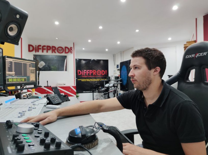 Paul Bronze à l'écoute des annonceurs dans les studios de DiffProd. (Crédit : Gwendoline B)